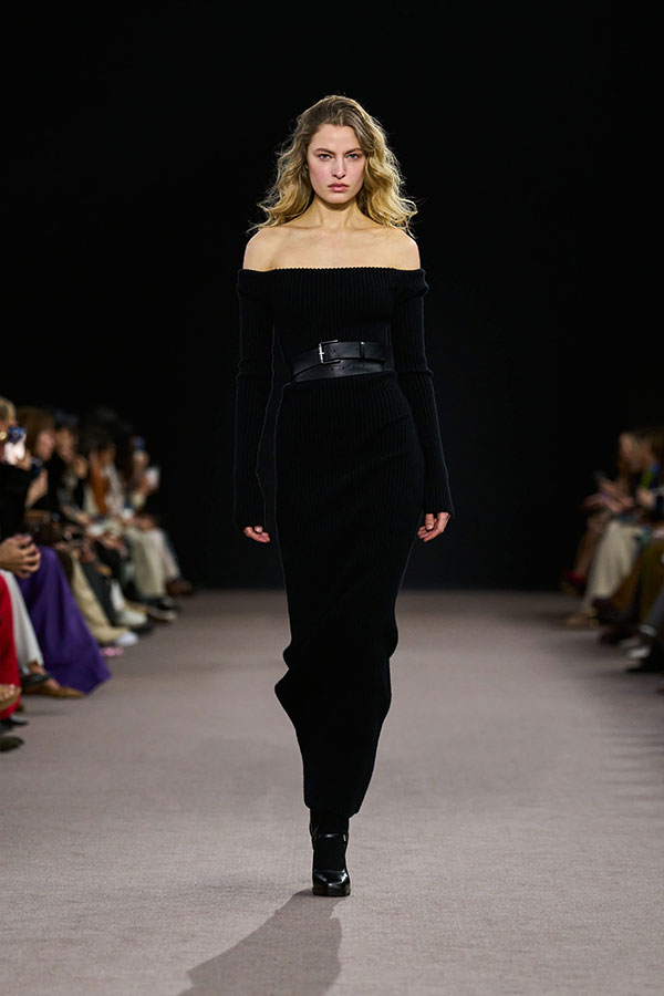 Max Mara Fall/Winter 2025 Fashion Show - Black Look with Wool and Cashmere Pencil Skirt, Long Belt and Leather Mary Janes.