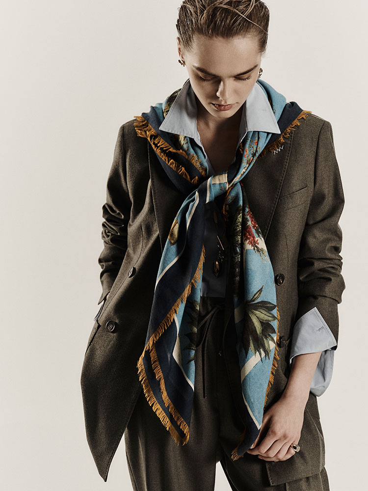 Max Mara oversized scarf in light blue printed silk, with all-over print from the collection, worn with a blazer.