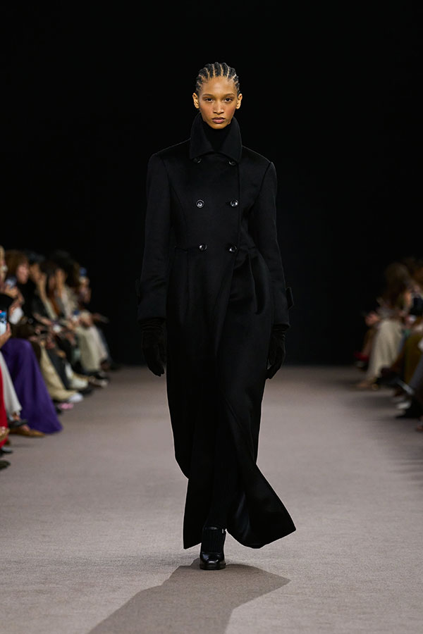 Max Mara Fall/Winter 2025 Fashion Show - Black Look with Camel Coat, Long Gloves in Nappa Suede and Mary Janes.