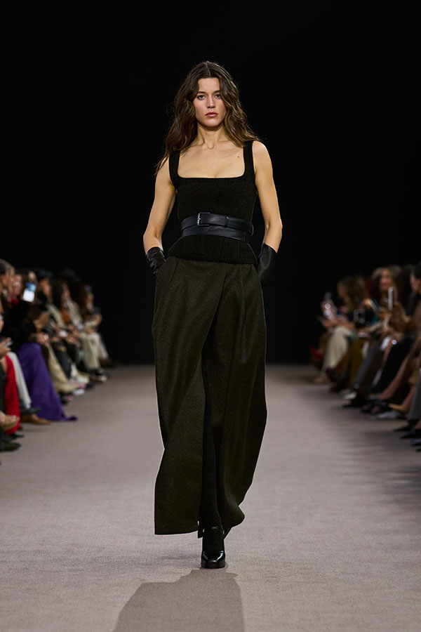 Max Mara Fall/Winter 2025 Fashion Show - Look with Bustier Top in Black Velvet, Long Leather Belt and Leather Mary Janes.